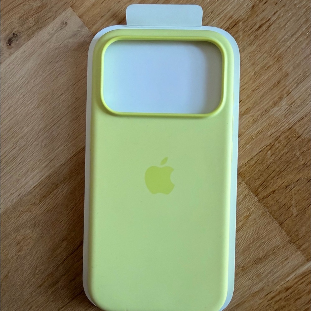 Apple iPhone 17 Pro Silicone iPhone Case in Neon Yellow - Open Box